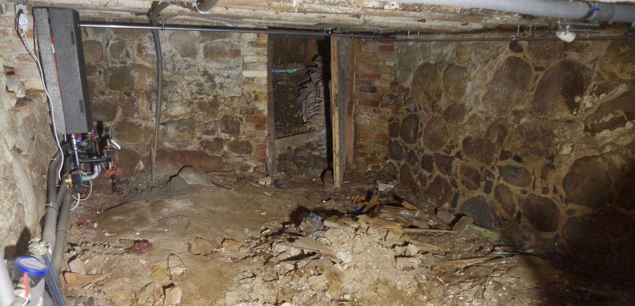 Maakividest seintega kelder enne taastamis töid.